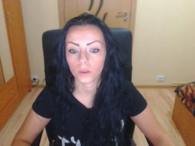 8767-curvysonia-babe-webcam-model-caucasian-female-tits-green-eyes