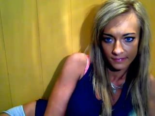 25859-kinkyleah-medium-tits-blue-eyes-pussy-tits-webcam-model-webcam-babe