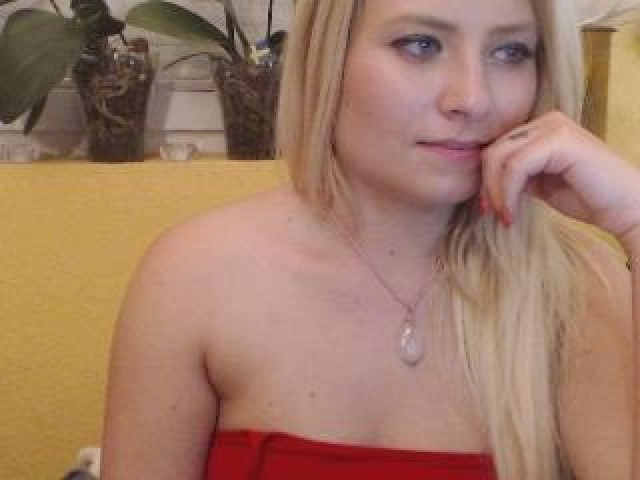 37864-siennagold-babe-webcam-webcam-model-blue-eyes-kissing-tits-straight